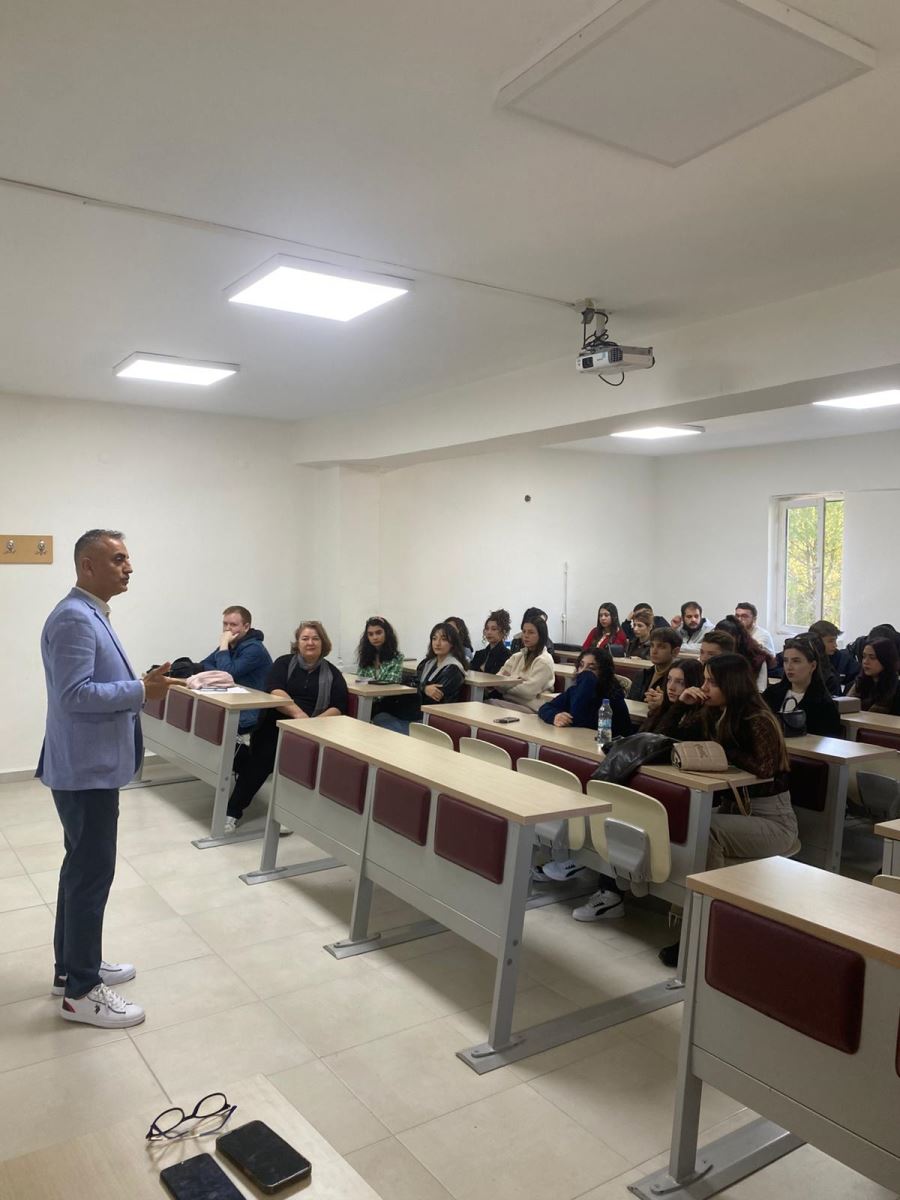 Dalaman MYO’da 10 Aralık 2025 tarihinde “Yüksekten Uçmak İçin Yol Haritası” konulu bir konferans düzenlendi. Devlet Hava Meydanları İşletmesi’nden (DHMİ) Fatih Özpolat’ın konuşmacı olarak katıldığı etkinlik, Meslek Yüksekokulu öğrencilerimiz tarafından büyük ilgiyle takip edildi. Konferansta, havacılık sektöründeki güncel gelişmeler, mesleki fırsatlar, kariyer planlama süreçleri ve sektörde başarıya ulaşmak için izlenmesi gereken adımlar ele alındı. Fatih Özpolat, öğrencilerle kendi deneyimlerini paylaşarak hem sektörel bilgiler sundu hem de motivasyon artırıcı önerilerde bulundu.